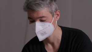 Portraet_und_Behandlungssituation_mit_FFP2_Maske_professionell_sicher_vertrauensvoll