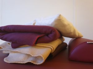 Praxsis mit verschiedenen Decken und Lagerungshilfen